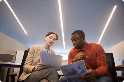 Two professionnals discussing